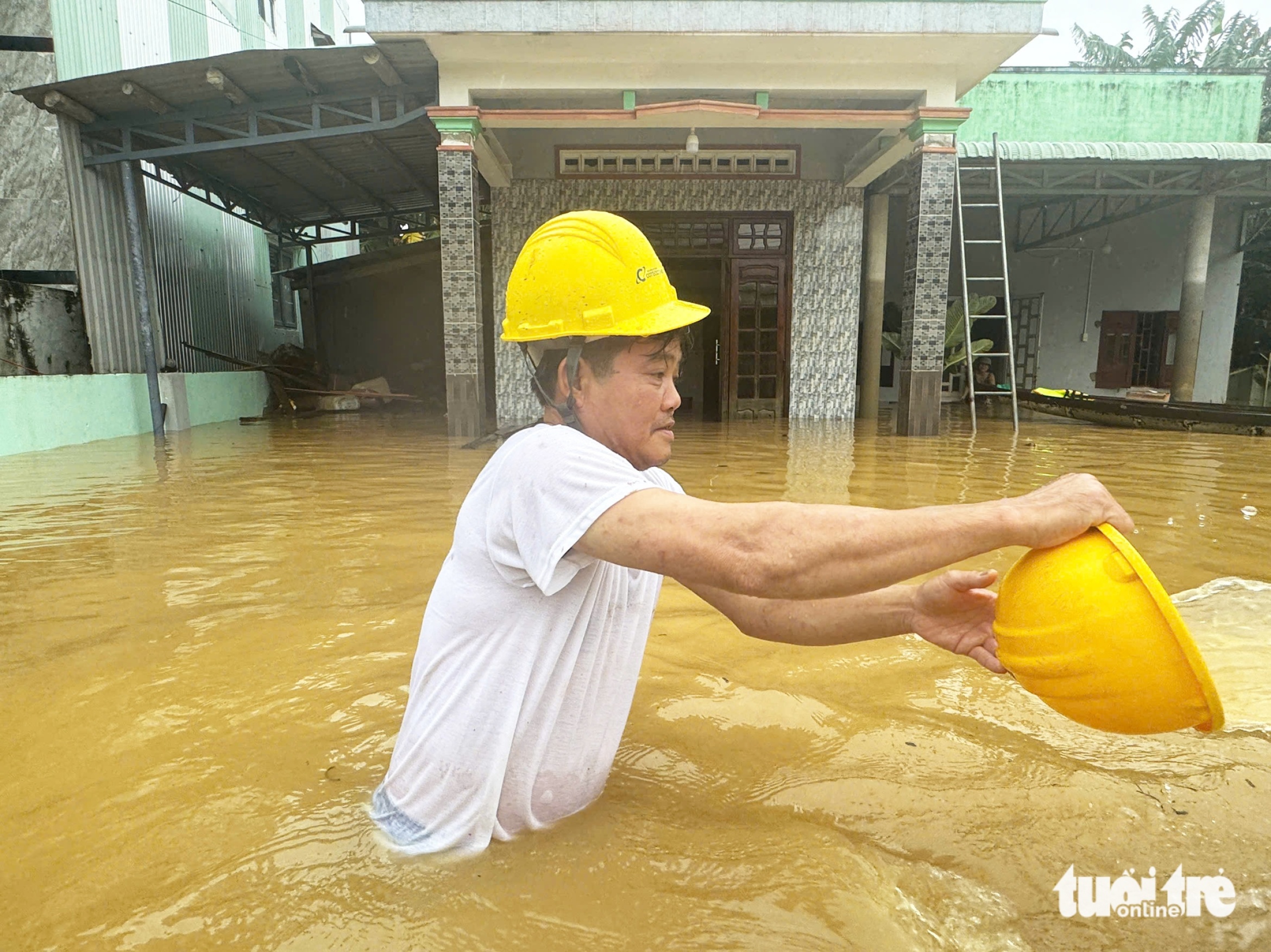 洪水中心的恐怖之夜和四天三次水位涨落